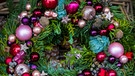 Weihnachtskranz mit Kugeln | Bild: colourbox.com