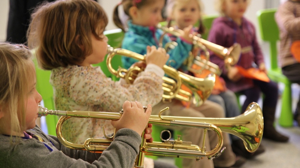 Kinder spielen im Orchester Trompete | Bild: picture-alliance/dpa