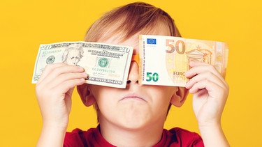 Kind hält sich Geldscheine vor die Augen | Bild: © colourbox.com | Volurol