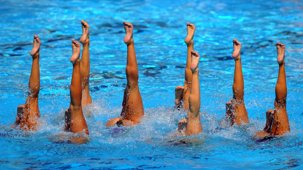 Synchronschwimmerinnen perfekt aufeinander abgestimmt | Bild: picture-alliance/dpa