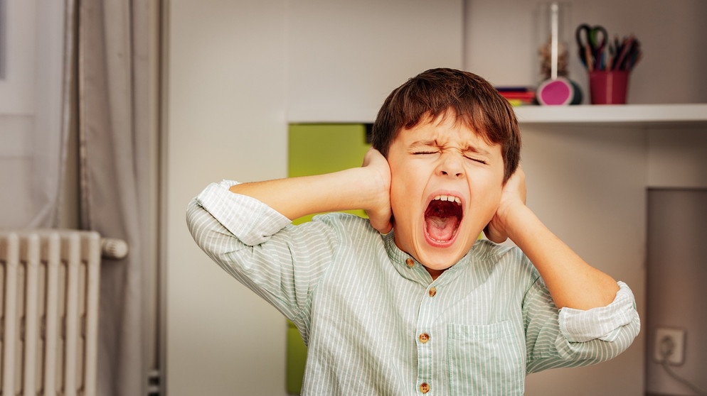 Junge ist wütend, schreit und hält sich die Ohren zu | Bild: colourbox.com