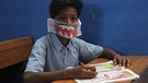 Ein Schüler trägt im Unterricht einen selbst gebastelte Mundschutz, als Maßnahme gegen das Coronavirus. | Bild: dpa-Bildfunk/Mahesh Kumar