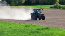 Landwirt pfügt ein trockenes Feld | Bild: BR