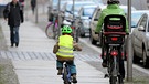 Verkehrsregeln für Fahrradfahrer: Mutter und Kind fahren gemeinsam mit dem Fahrrad auf dem Gehweg. | Bild: picture-alliance/dpa