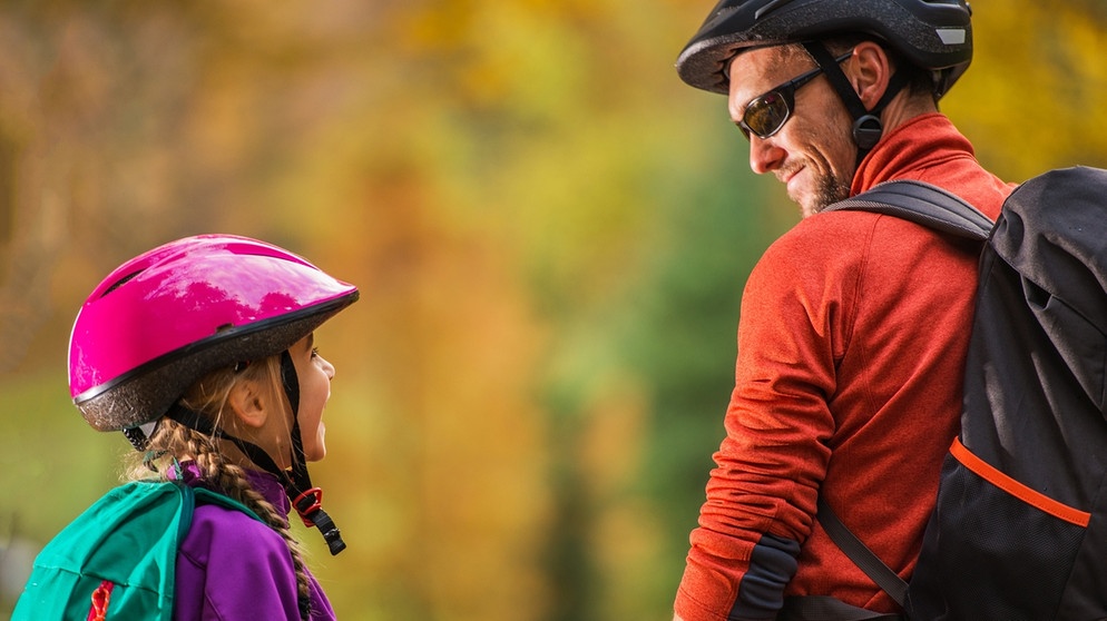 Verkehrsregeln für Fahrradfahrer: Unbedingt einen Helm tragen. Vater und Tochter mit Fahrradhelm. | Bild: colourbox.com