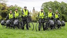 Verkehrsregeln für Fahrradfahrer: Die Fahrradstaffel der Polizei in Leipzig fährt mit Warnwesten. | Bild: picture-alliance/dpa