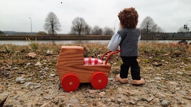 Fotoreise mit Spielzeugfiguren - Hörerbild: Johannas Spielzeugfigur hat eie Reise zum Main-Donau-Kanal gemacht. | Bild: BR | Johanna