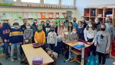 klaro-Kindernachrichten: Klasse 4 der Grundschule am Schlossberg in Nüdlingen | Bild: BR