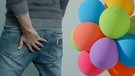 Ein Mann von hinten und ein bunter Strauß mit Luftballons | Bild: colourbox.com | Collage BR