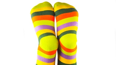 Quietschbunte geringelte Socken. | Bild: colourbox.com