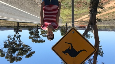 In Australien ermahnen diese Schilder den Autofahrer, langsam zu fahren. | Bild: BR/TEXT + BILD Medienproduktion GmbH & Co. KG