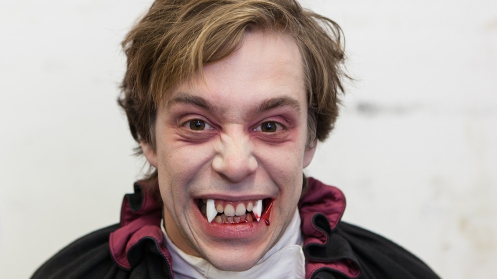 Checker Tobi als Vampir. | Bild: BR/megaherz gmbh/Hans-Florian Hopfner
