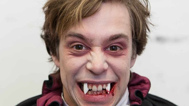 Tobi als Vampir verkleidet, dem das Blut aus dem Mund tropft. | Bild: megaherz