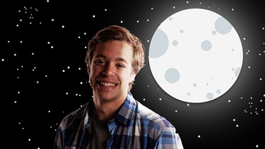 Checker Tobi vor einem gezeichneten Sternenhimmel mit Vollmond | Bild: megaherz, Collage BR/Begovic