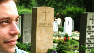 Checker Tobi auf einem Friedhof | Bild: megaherz, Bearbeitung BR/Tanja Begovic