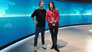 Der Nachrichten-Check / Checker Tobi mit Linda Zervakis im Tagesschau-Studio in Hamburg. | Bild: BR/megaherz gmbh/Esra Bonkowski