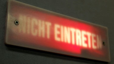 Ein rot leuchtendes Schild mit der Aufschrift "Nicht eintreten". | Bild: BR