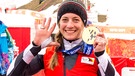 Anna Schaffelhuber war 2014 Patin der ARD-Themenwoche Toleranz. Stolz verweist sie hier mit der Hand auf ihre fünf Goldmedaillen, die sie bei den Paralympics 2014 in Sotchi gewonnen hat. | Bild: BR/Allianz Deutschland AG