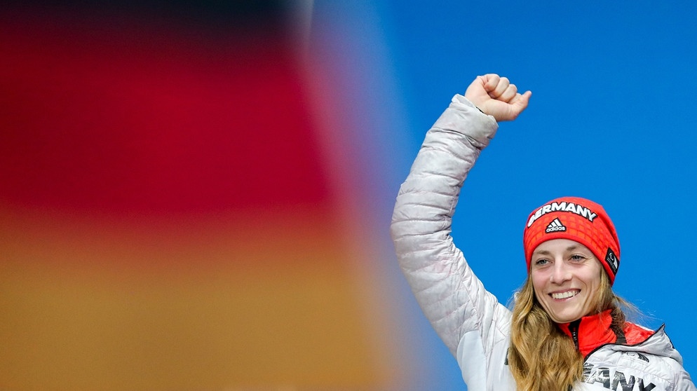 Anna Schaffelhuber freut sich über ihre Medaillen. Aufgenommen bei der Siegerehrung der Paralympics 2018 in Pyeongchan in Südkorea. | Bild: picture-alliance/dpa