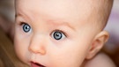 Ein Baby mit strahlenden blauen Augen. | Bild: colourbox.com