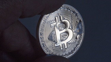 Symbolbild: Bitcoin-Münze. Die Währung gibt es eigentlich nicht als Geldmünzen. | Bild: picture-alliance/dpa