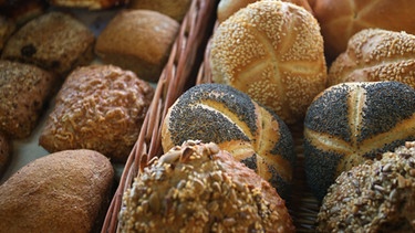 Verschiedene Sorten Semmeln liegen in der Auslage eines bayerischen Bäckers.  | Bild: dpa-Bildfunk/Karl-Josef Hildenbrand
