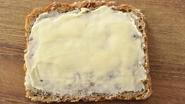 Eine dick mit Butter bestrichene Scheibe Brot. | Bild: colourbox.com
