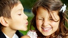 Ein Junge versucht ein Mädchen zu küssen | Bild: colourbox.com