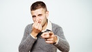 Ein Mann hält sich die Nase zu | Bild: colourbox.com