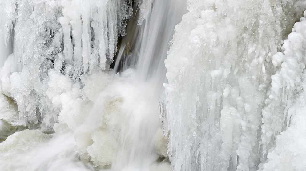 Faustdicke Eiszapfen hängen im Februar 2021 am Wasserfall im Rinkenburger Tobel. Durch die Kälte ist der Wasserfall fast zugefroren. Der Tobel und der Wasserfall zählen seit 2005 zu den Natura 2000 Schutzgebieten der Europäischen Union. | Bild: dpa-Bildfunk/Felix Kästle