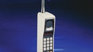 Das Handy Dyna TAC 8000x der Firma Motorola. Die Abkürzung steht für Dynamic Adaptive Total Area Coverage. Das Mobiltelefon war das erste kommerzielle Gerät weltweit.  | Bild: picture-alliance/dpa