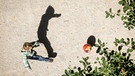 Ein kleiner Junge schießt in Frankfurt am Main (Hessen) einen Ball in Richtung des Grüns im Stadtwald.  | Bild: picture-alliance/dpa