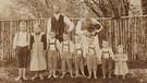 Österreichische Bauernfamilie mit neun Kindern. Um 1900. Photographie. | Bild: picture-alliance/dpa
