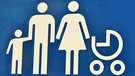 Piktogramm für einen Familenparkplatz: Ein Schild mit Vater, Mutter, Kind und Kinderwagen.  | Bild: picture-alliance/dpa
