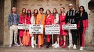 Models zeigen im Rahmen der Show "Rethink Fashion" von Perwoll bei der Fashion Week 2021/22 Schilder, auf denen Fast Fashion kritisiert wird. | Bild: picture alliance/dpa | Jörg Carstensen