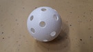 Gespielt wird mit einem kleinen, holen Plastikball mit Löchern.  | Bild: BR | Anne Buchholz