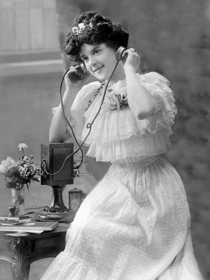 Schon 1915 telefonierten Frauen gerne. | Bild: picture-alliance/dpa