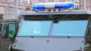 In ihren gepanzerten Fahrzeugen wie einem Wasserwerfer verwendet die Polizei Panzerglas. | Bild: colourbox.com