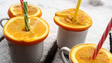 Zapfi - ein heißer Tee mit Z-imt, APF-elsaft und I-ngwer dekoriert mit Orangenscheiben. | Bild: BR | Katrin Stadler