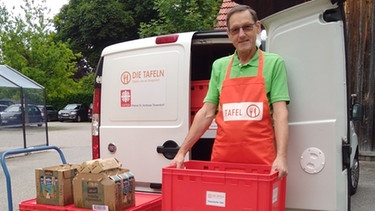 Franz Aschauer arbeitet als ehrenamtlicher Helfer für die "Tafel Teisendorf" und verteilt Lebensmittel an Bedürftige. | Bild: privat
