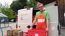 Franz Aschauer arbeitet als ehrenamtlicher Helfer für die "Tafel Teisendorf" und verteilt Lebensmittel an Bedürftige. | Bild: privat