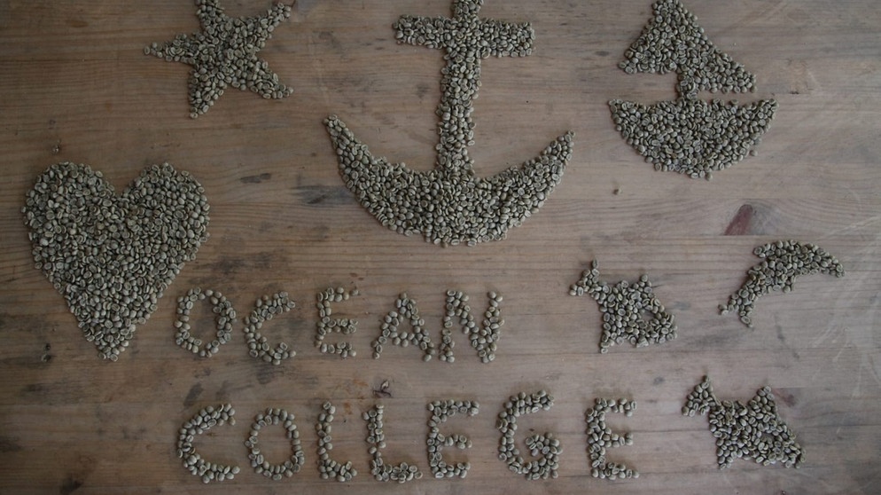 Eindrücke vom Besuch des Ocean College auf einer Kaffeefarm in Costa Rica. Mit Kaffeebohnen lassen sich auch hübsche Muster legen. | Bild: Ocean College