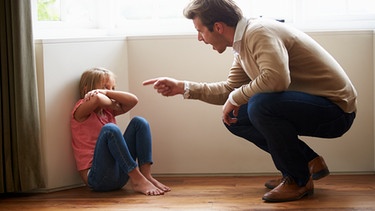 Symbolbild: Ein Vater schreit seine Tochter an. Kinder haben laut UN-Kinderrechtskonvention das Recht auf gewaltfreie Erziehung.  | Bild: colourbox.com