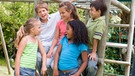 Symbolbild: Kinder spielen gemeinsam auf einem Klettergerüst. | Bild: colourbox.com