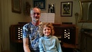 Vinzent und sein Vater sitzen zu Hause auf der Orgelbank vor der Elektroorgel. | Bild: privat