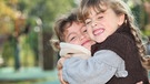 Zwei kleine Mädchen umarmen sich. | Bild: colourbox.com
