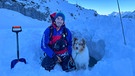 Lawinensuchhündin Thea und ihr Besitzer Andi Hammerstingl von der Bergwacht Weilheim bei einer Übung im Schnee. | Bild: BR |Sonja Hößl