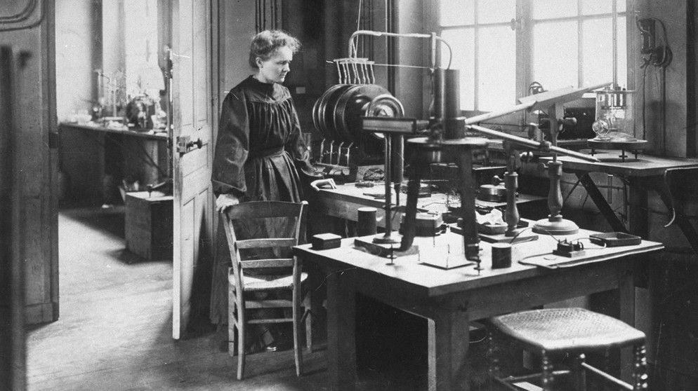 Marie Curie im Labor. Sie ist eine der bedeutendsten Wissenschaftlerinnen unserer Zeit, entdeckte radioaktive Elemente und erhielt zweimal den Nobelpreis.  | Bild: BR/INTER/AKTION