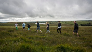 Wanderer unterwegs im Bodmin Moor in Cornwall, Vereinigtes Königreich. | Bild: picture alliance / Westend61 | Andreas Pacek