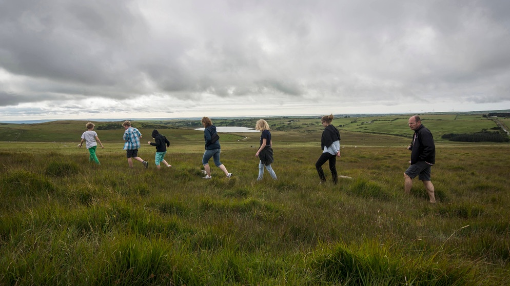 Wanderer unterwegs im Bodmin Moor in Cornwall, Vereinigtes Königreich. | Bild: picture alliance / Westend61 | Andreas Pacek